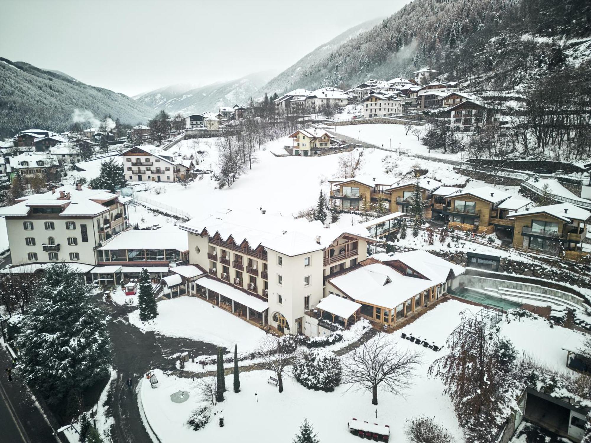 Boutique Hotel E Chalets Salvadori Mezzana  Exterior photo